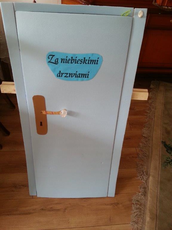 za-niebeskimi-drzwiami